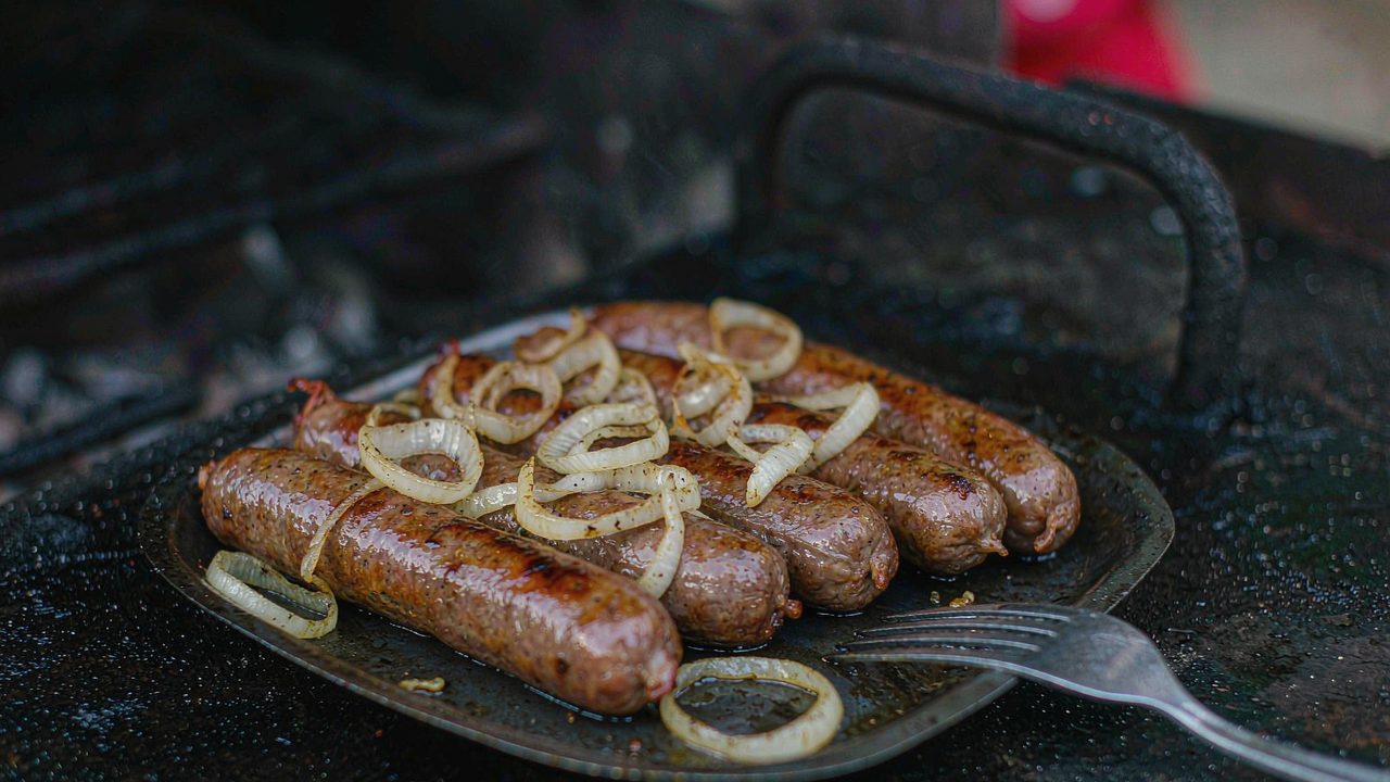 Grillede pølser med løk