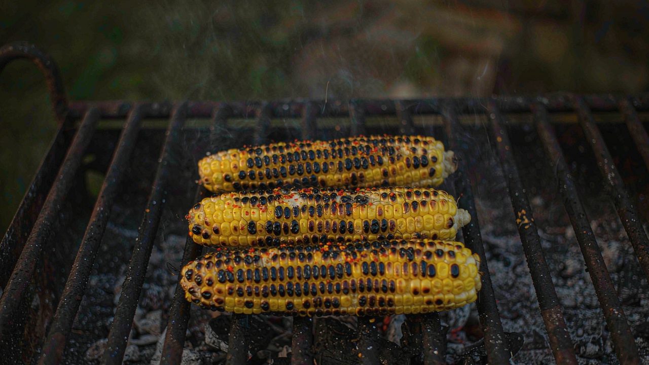 Grillet mais med smør og chili