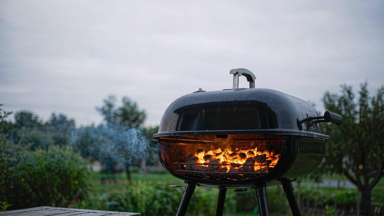 Kullgrill med glør i hagen en sommerkveld