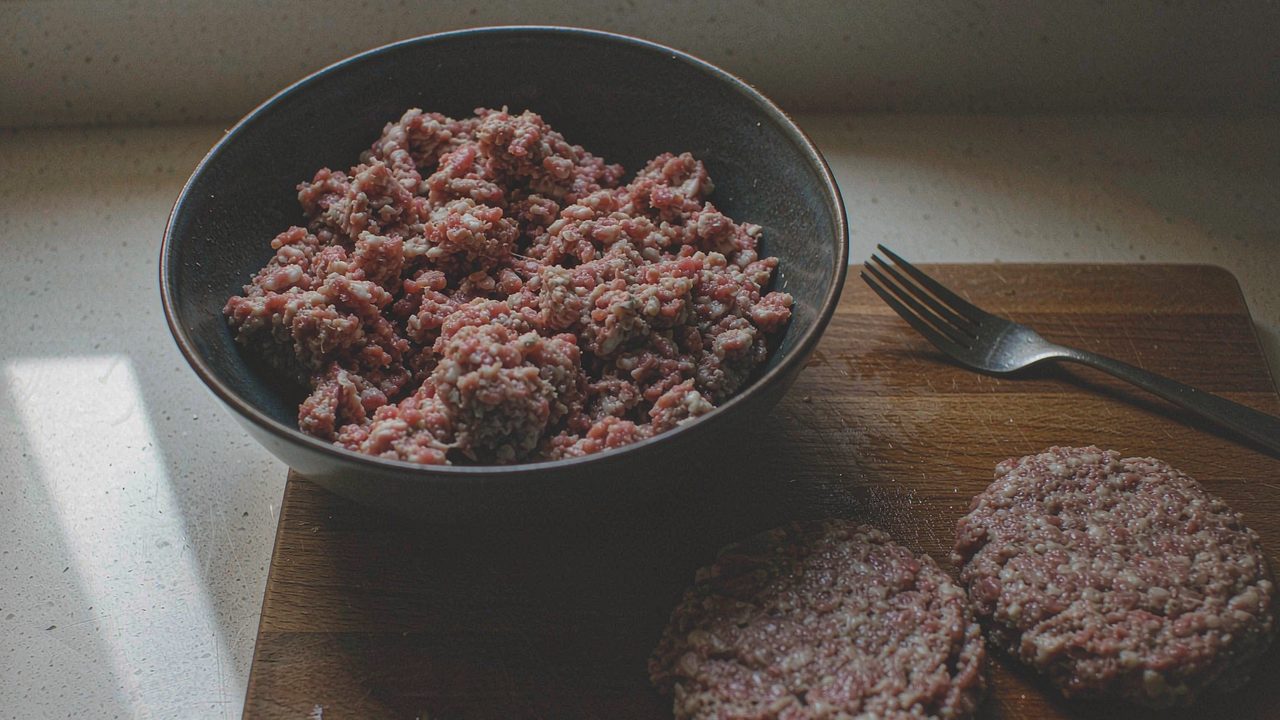 Slik lager du burgerdeig som holder sammen